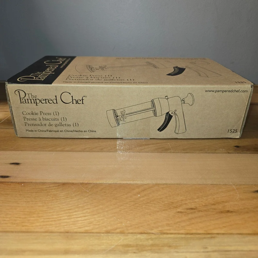 Pampered Chef Cookie Press 1525 White Manual Spritz Maker with 16 Disks & Box